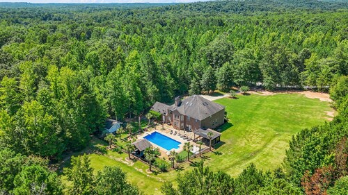 Poolside estate in charming Chattahoochee Hills, with  WiFi, AC