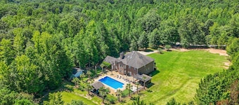 Poolside estate in charming Chattahoochee Hills, with  WiFi, AC