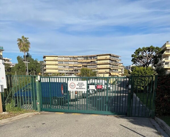A gated entrance to a residential building with a sign indicating restricted access for residents. - 55-square-meter Apartment with Ocean View at Heliotel Marine 4* Residence (Saint-Laurent-du-Var)