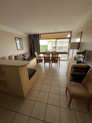 TV, table tennis - Apartment 55m2 sea view Heliotel Marine 4* residence (Saint-Laurent-du-Var)