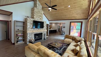 Una Smart TV, una chimenea