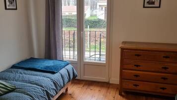 4 habitaciones, tabla de planchar con plancha, wifi y ropa de cama