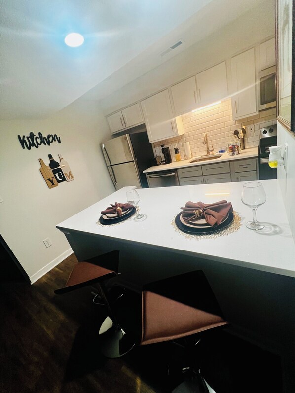 Frigorifero, microonde, forno, piano cottura