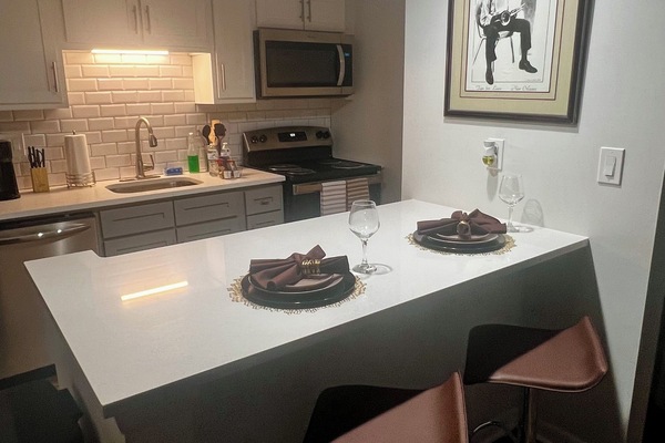 Kjøleskap, mikrobølgeovn, ovn og kokeplater