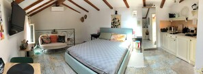Tabla de planchar con plancha, wifi gratis, ropa de cama