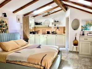 Tabla de planchar con plancha, wifi gratis y ropa de cama 