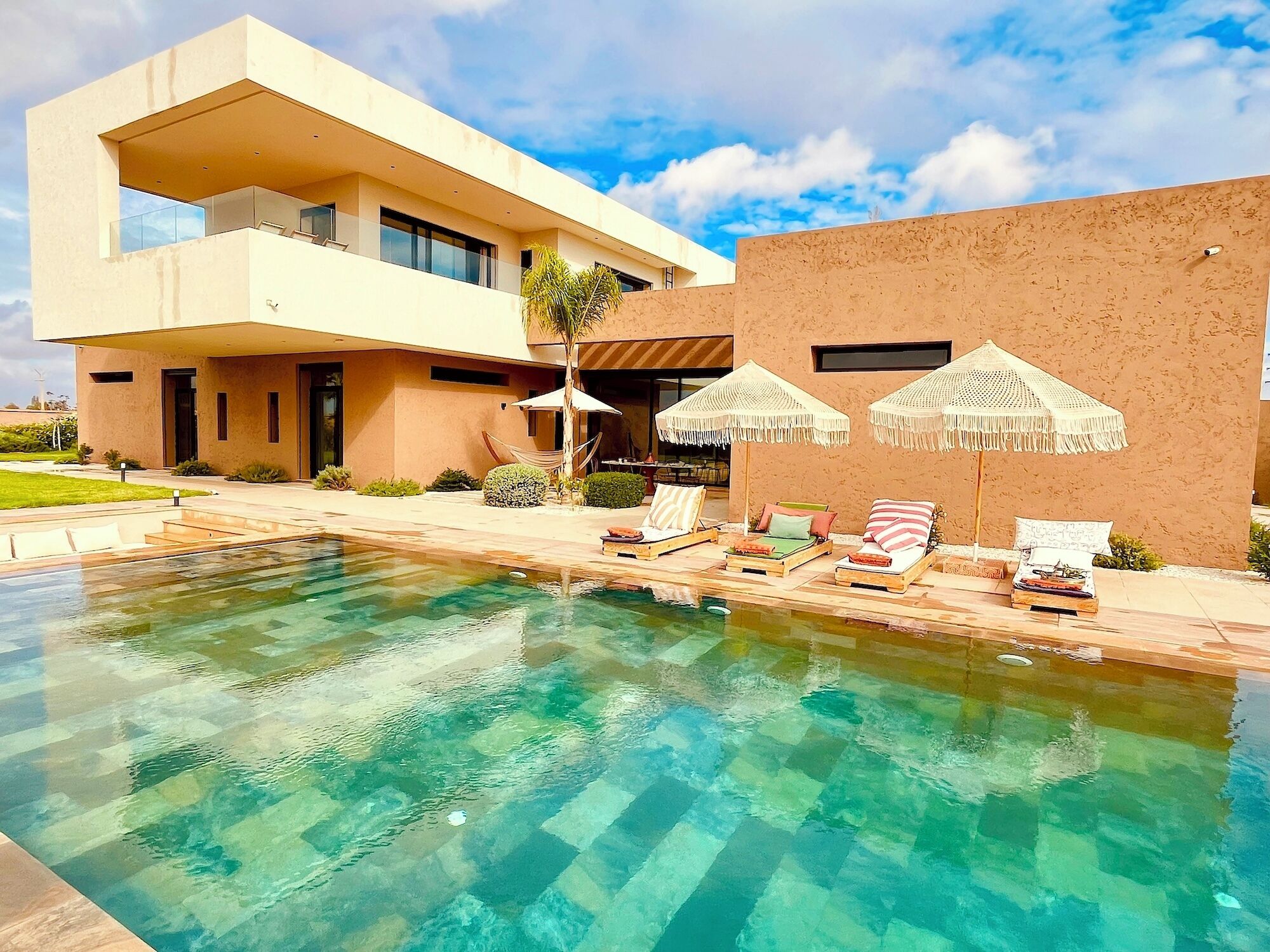 室外游泳池，恒温泳池