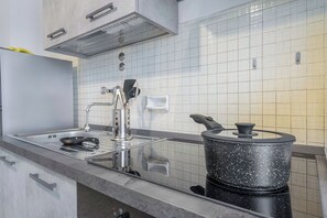 Fridge, microwave, stovetop, coffee/tea maker - Romina Apartment, Florence, Campo Marte (Florence)