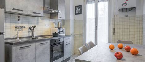 Réfrigérateur, micro-ondes, plaque de cuisson, cafetière/bouilloire