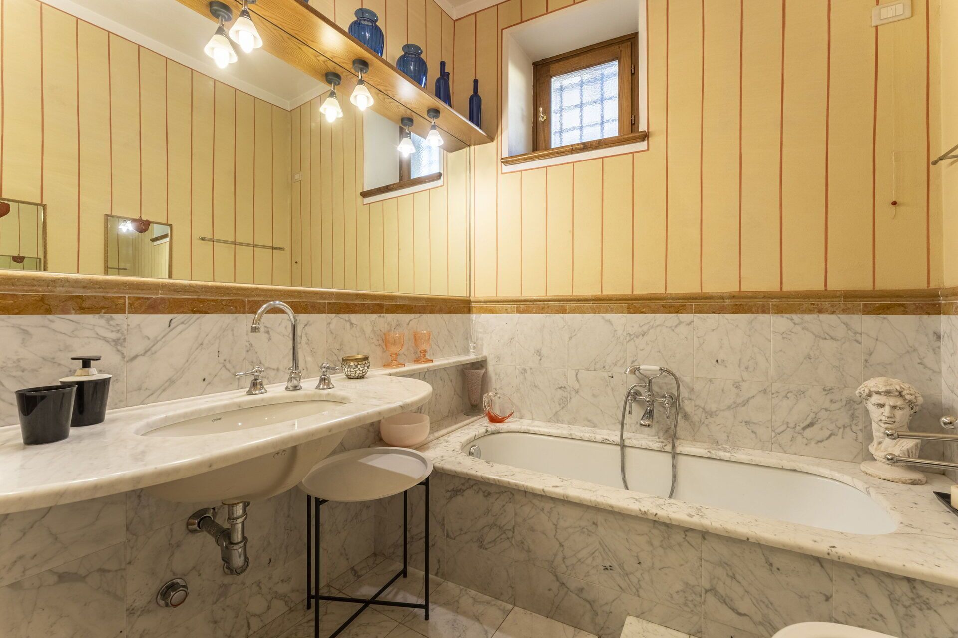 Ein Badezimmer mit zwei Waschbecken, einer Badewanne und einem Fenster.