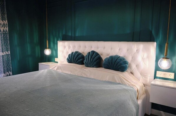 4 bedrooms, iron/ironing board, WiFi, bed sheets