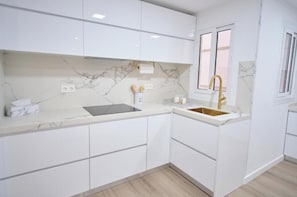 Refrigerador, horno y utensilios de cocina