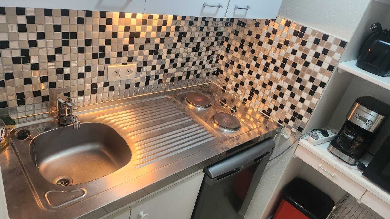 Een koelkast, een microgolfoven, een oven