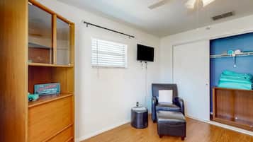 2 bedrooms, iron/ironing board, free WiFi