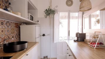 Frigorífico, microondas, placa de cocina y lavavajillas