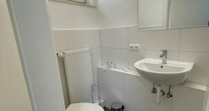 Großzügige Souterrain Wohnung mit 3 Schlafzimmern, Wohnung mit 4 Betten