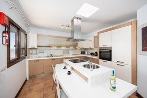 Refrigerador, microondas, horno y lavavajillas 