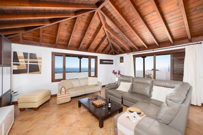 Téléviseur, foyer, table de ping-pong