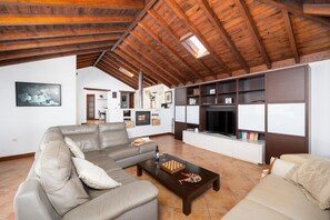 Téléviseur, foyer, table de ping-pong