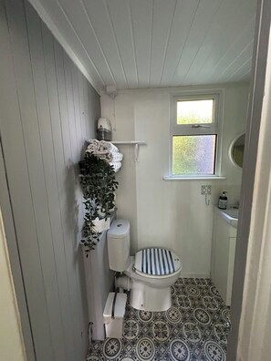 Shower, hair dryer, towels, soap - Less than a minute from the beach. Sleeps 5, dog friendly. Kick back and relax. (Humberston)