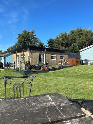 Outdoor dining - Less than a minute from the beach. Sleeps 5, dog friendly. Kick back and relax. (Humberston)