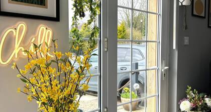 Less than a minute from the beach. Sleeps 5, dog friendly. Kick back and relax.