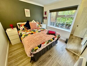3 bedrooms, iron/ironing board, WiFi, bed sheets - Less than a minute from the beach. Sleeps 5, dog friendly. Kick back and relax. (Humberston)