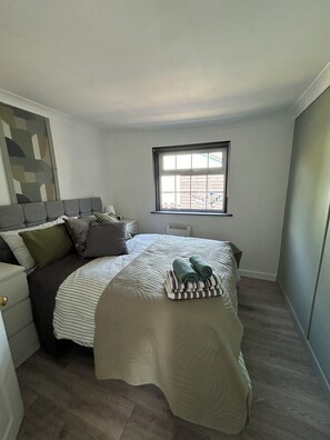 3 habitaciones, tabla de planchar con plancha, wifi y ropa de cama 