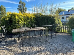 Outdoor dining - Less than a minute from the beach. Sleeps 5, dog friendly. Kick back and relax. (Humberston)
