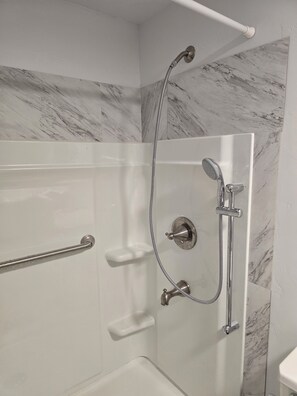 Haartrockner, Handtücher, Seife, Toilettenpapier