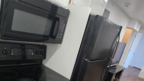 Kaffetrakter/tekoker, kjøleskap, mikrobølgeovn og ovn