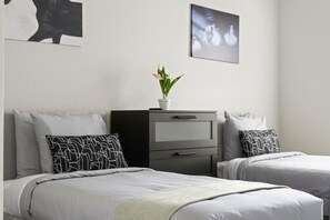 4 室のベッドルーム、アイロン / アイロン台、WiFi (無料)、ベッドシーツ