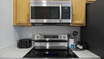 Frigorifero, microonde, forno, piano cottura