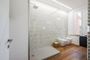 Deluxe Apartment, City View | Bathroom | Free toiletries, hair dryer, slippers, soap - Emilia Suite Academy (Modena)