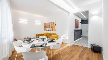 Deluxe Apartment, City View | Ruang tamu | TV skrin rata