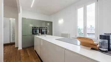 Deluxe Apartment, City View | Dapur peribadi | Cerek elektrik