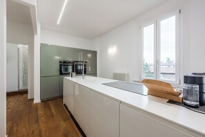Deluxe Apartment, City View | Private kitchen | Electric kettle