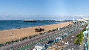 A coastal road with a beach, a pier, and a cityscape in the background. - Host Stay Grafton Suite (Brighton)