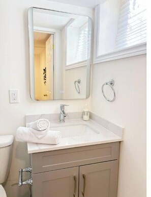 Douche, serviettes fournies, savon, papier toilette