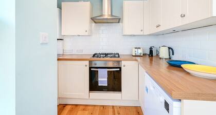 Host Stay Blue Bolthole on Vicarage Lane