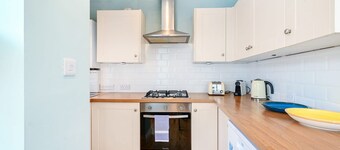 Host Stay Blue Bolthole on Vicarage Lane