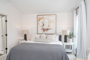 2 bedrooms, desk, iron/ironing board, free WiFi - Modern Single Family Retreat - City Near! (Cincinnati)