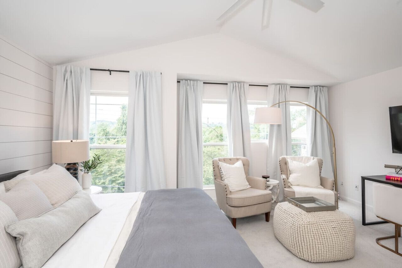 2 habitaciones, escritorio, tabla de planchar con plancha y wifi gratis 