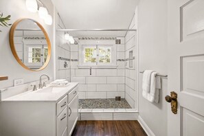 Een haardroger, handdoeken