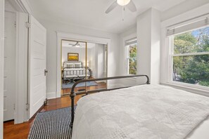 3 室のベッドルーム、デスク、アイロン / アイロン台、旅行用ベビーベッド