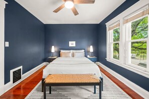 3 bedrooms, desk, iron/ironing board, travel crib - StayDrake | Oakley Cincinnati (Cincinnati)