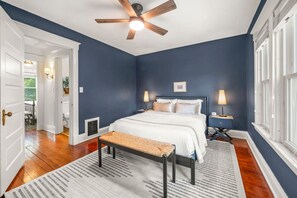 3 slaapkamers, een bureau, een strijkplank/strijkijzer, reisbedje