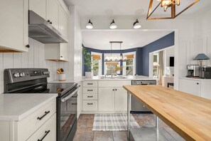 冷蔵庫、電子レンジ、オーブン、コンロ