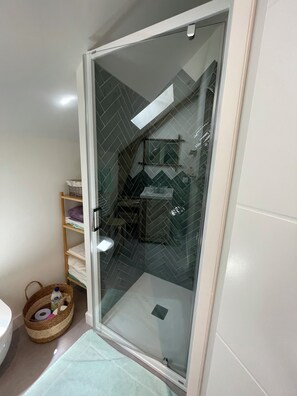 Shower, towels, soap, toilet paper - Rotheneuf chaplaincy (Saint-Malo)