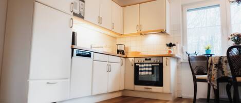 冷蔵庫、電子レンジ、オーブン、コンロ